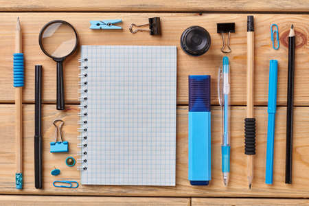 126731953 útiles escolares sobre fondo de madera vista superior cuaderno en blanco plano y otros suministros
